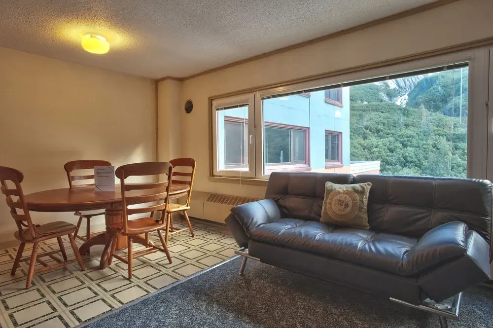 2 Bedrooms Apartment with mountain view