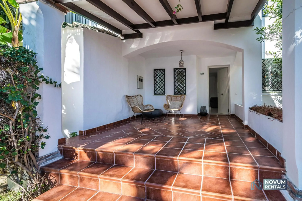 TOP RENOVATED 3-BDRM TOWNHOUSES with POOL, BBQ & ROOFTOP TERRACES