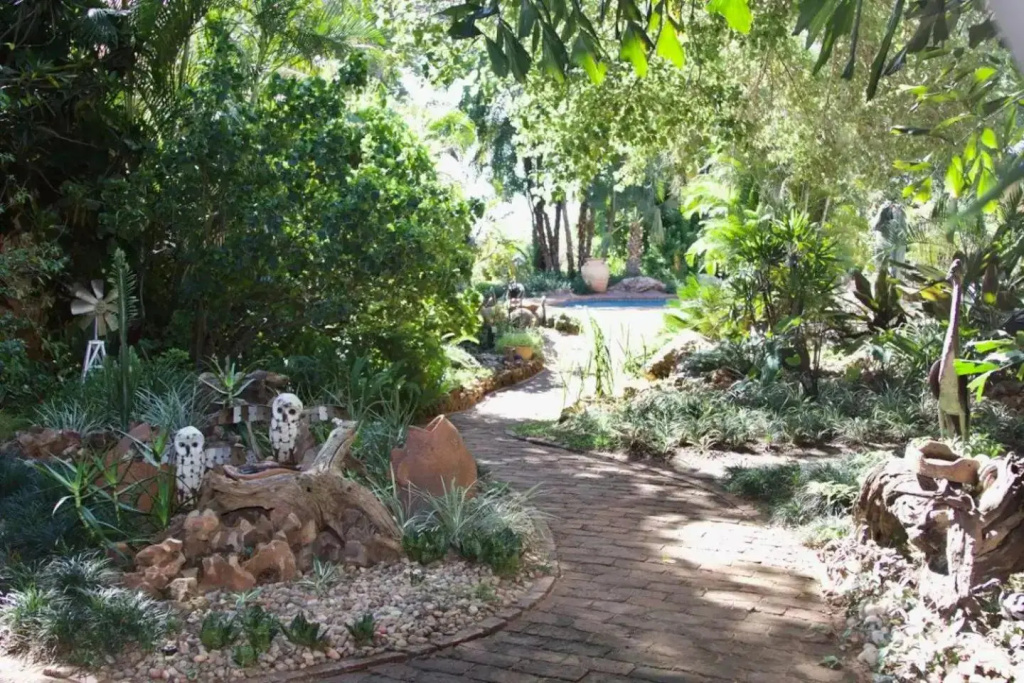 Wonderfully Spacious two Bedroom Cottage in a Quiet Secluded Area of Town on the Edge of the Bush - 1998
