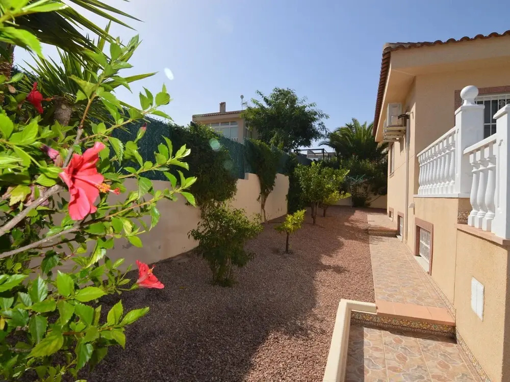Large Villa With Private Pool and Five Bedrooms in Benijofar