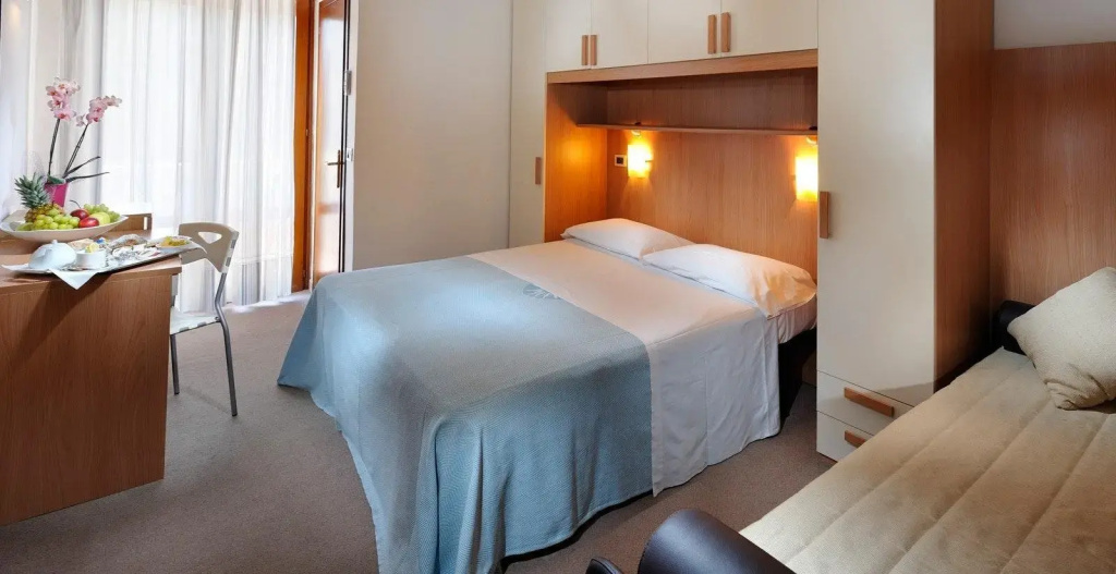 Standard room with partial sea view