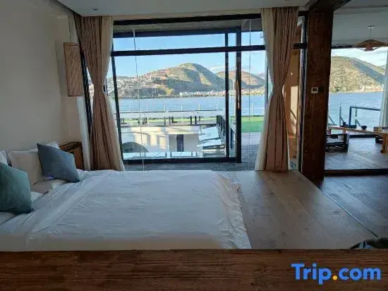 Standard Double room with sunrise view (full double bed)