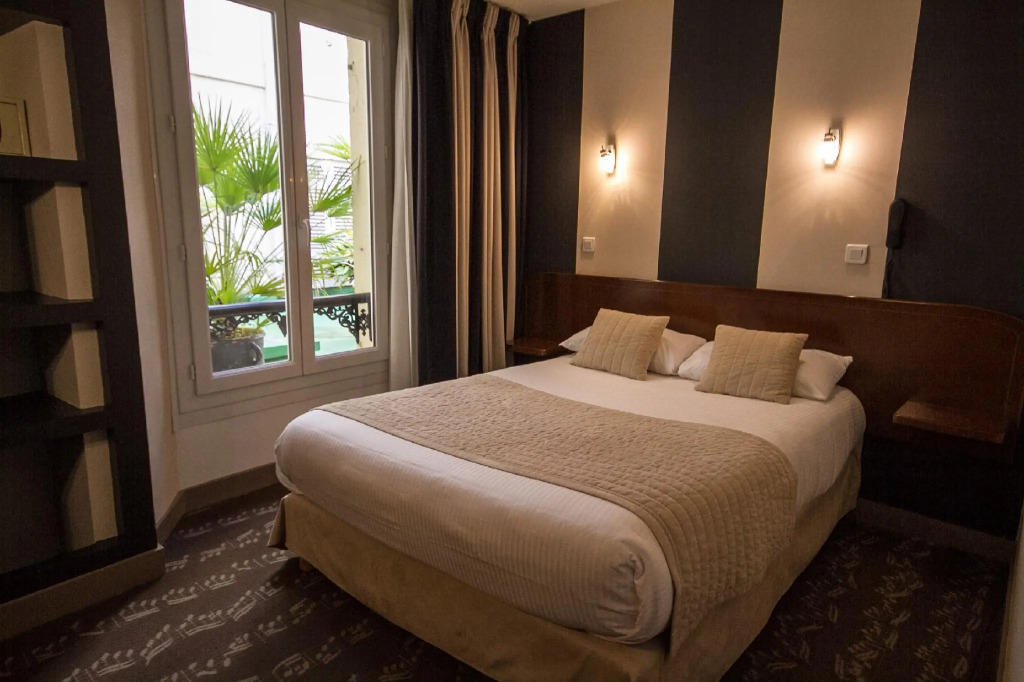 標準四人房，配有大床