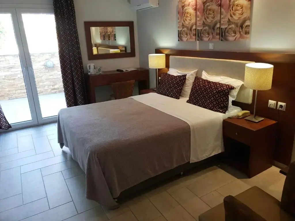 Classic Double room with garden view (full double bed)