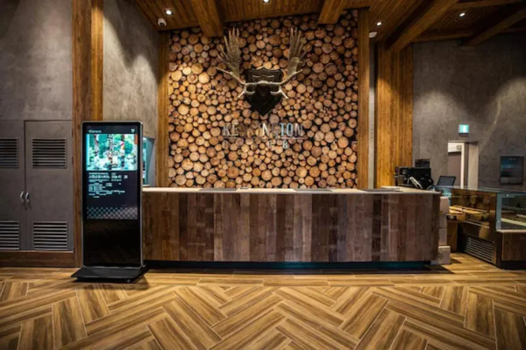 Lobby & Reception