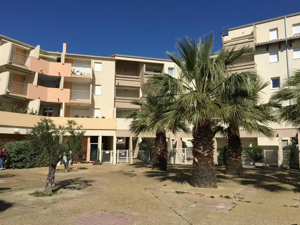 Voir la photo 1 — AS8314 - P2 Cabine dans une résidence avec piscine, parking privé et belle vue chenal