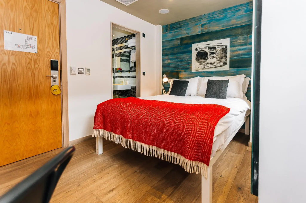 Small Double room (full double bed)