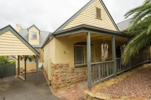 Quiet Court Location - Sleeps Up To 8 People