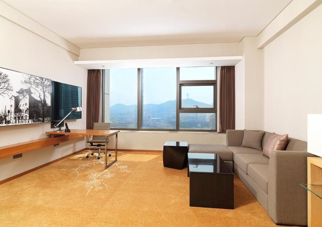Suite with city view