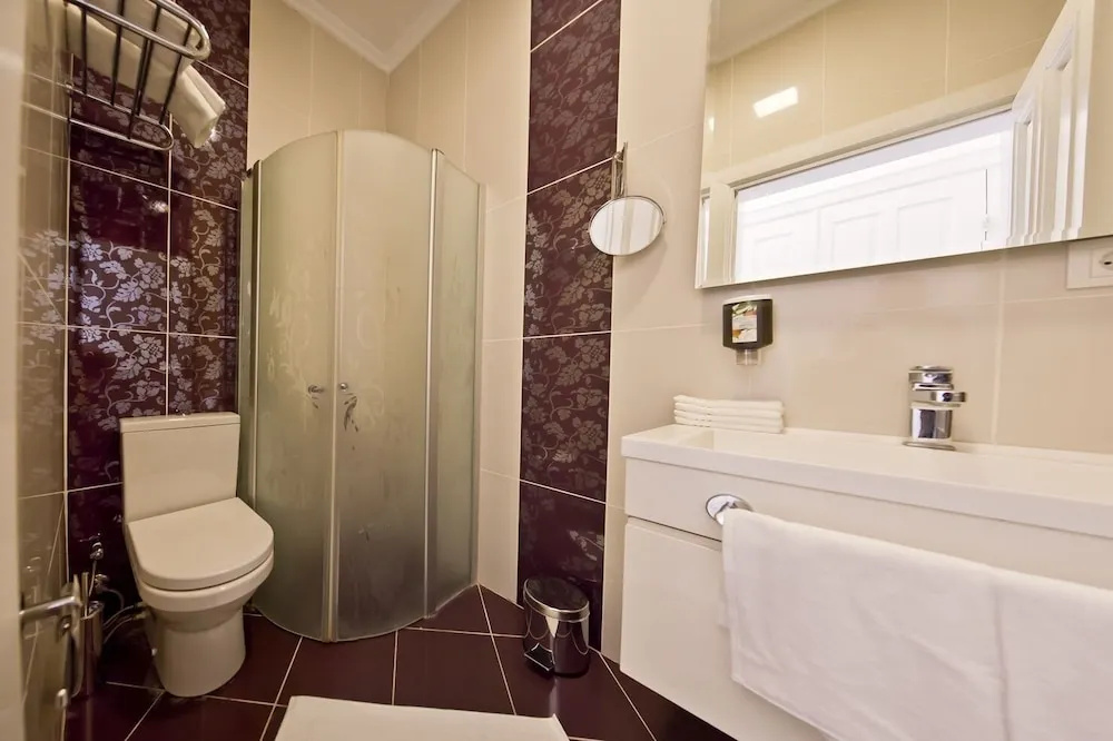 Deluxe Double room with city view (full double bed)