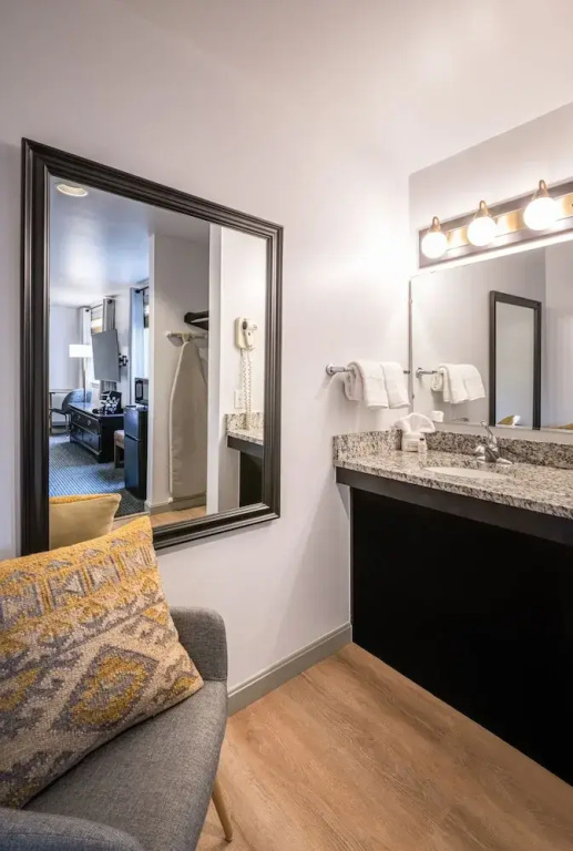 Deluxe Double room with river view (full double bed)