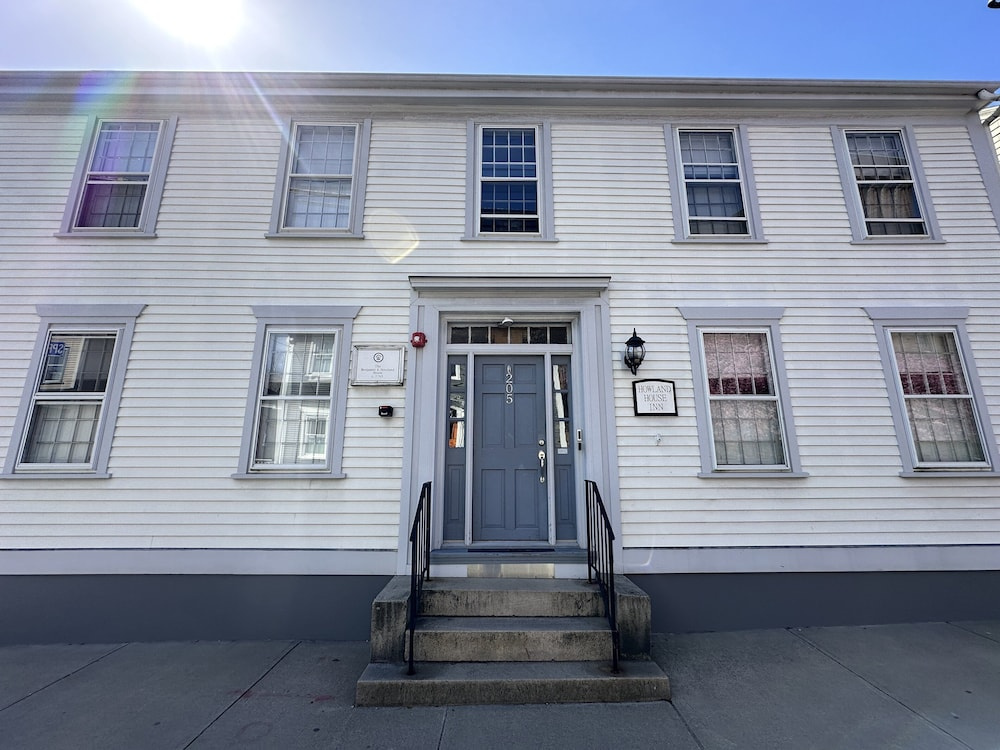Open & Airy One Bedroom Suite in Downtown Newport #18 1 Home