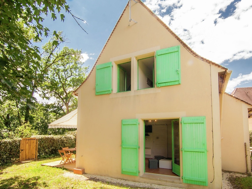 Peaceful Holiday Home in Carsac-aillac With Swimming Pool