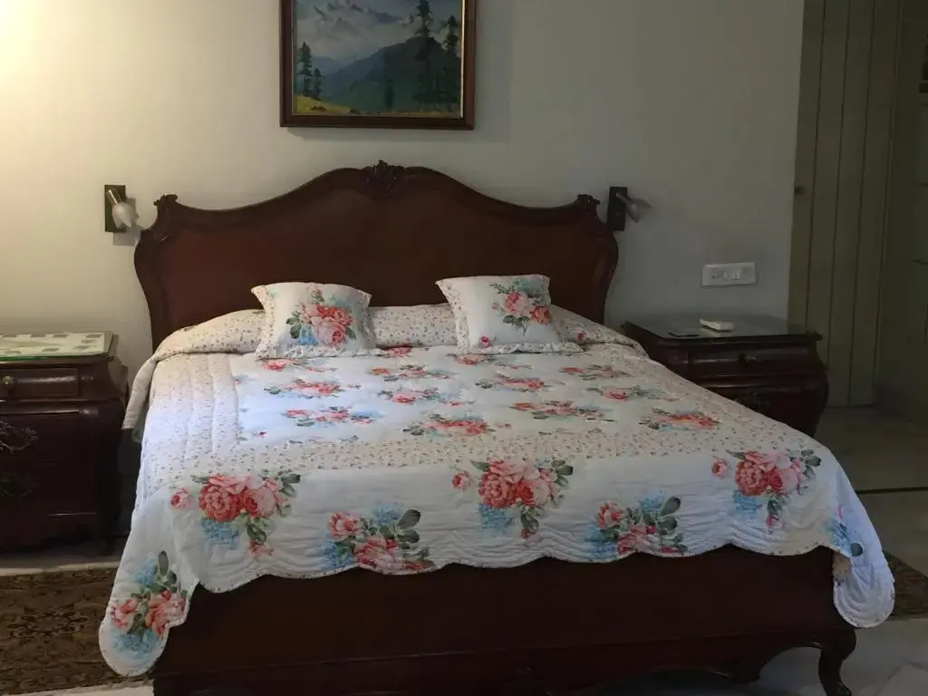 Deluxe Double room (full double bed)