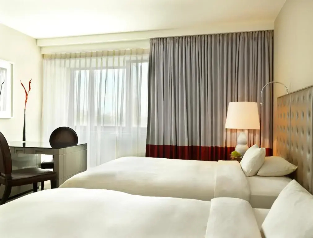 Double Club Access room (twin beds)