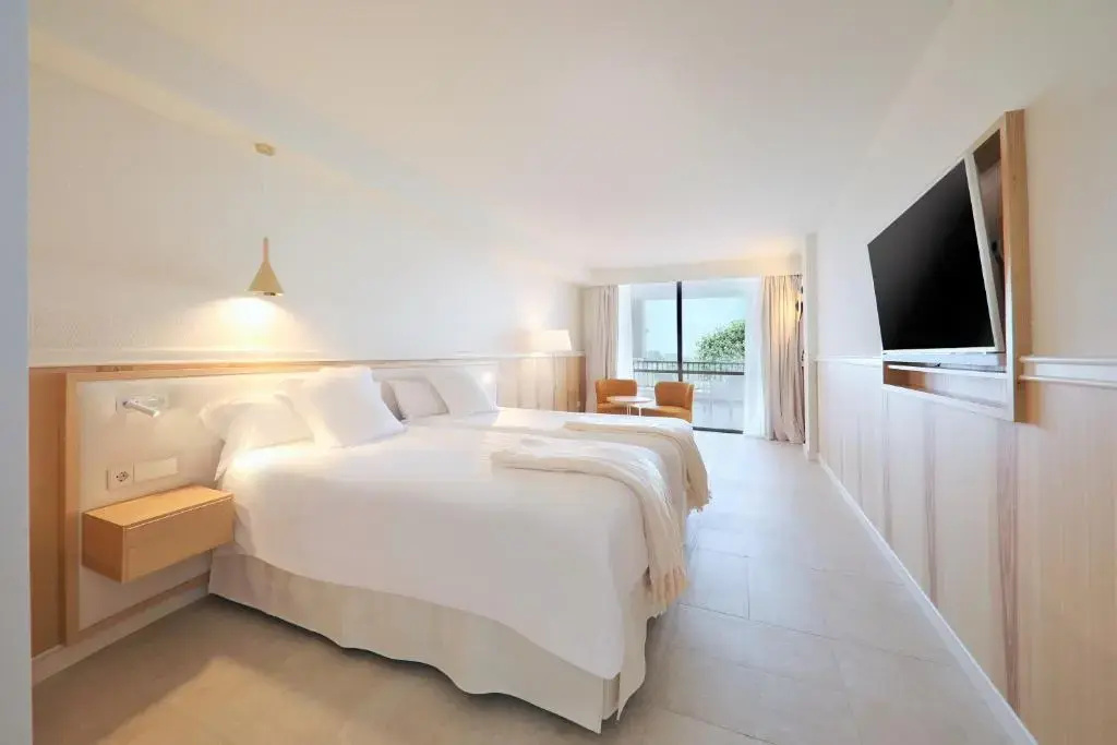 Double room with side sea view (twin beds)