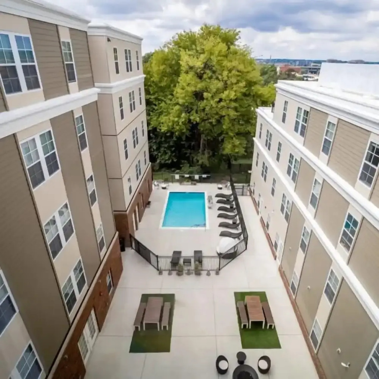 Landing Apartments near Jefferson Park