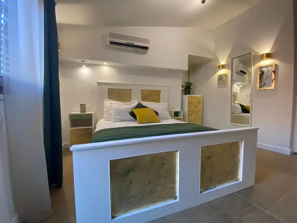 Standard Double room with balcony (full double bed)