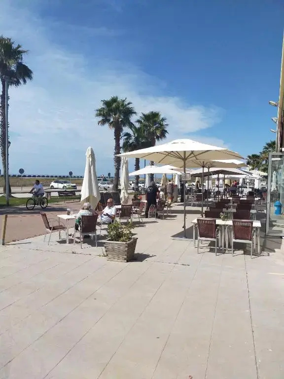 Apartamento para 5 personas frente al mar con piscina y parking