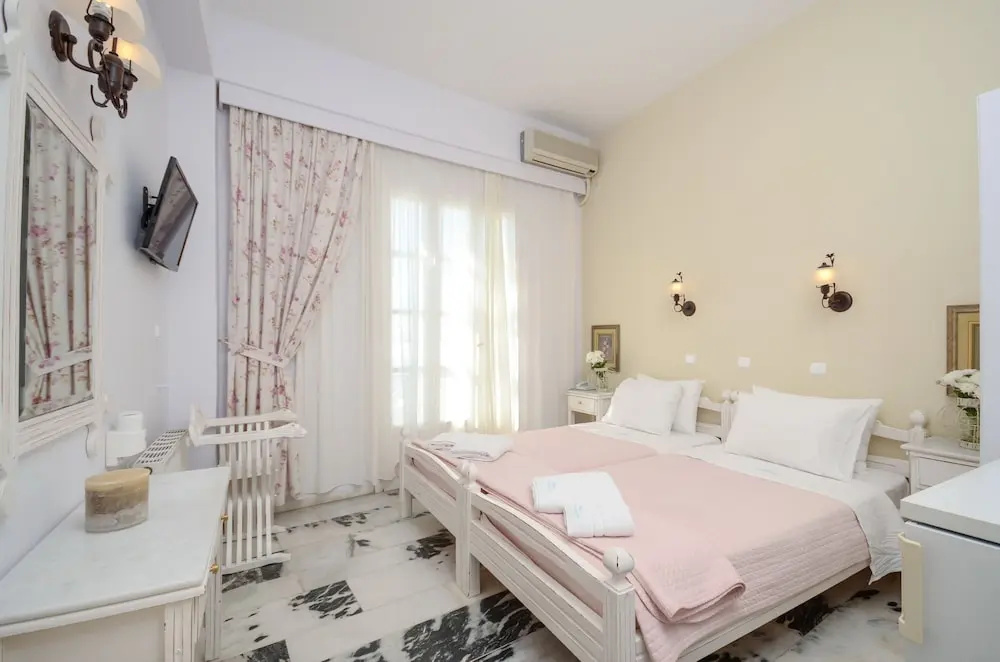 Standard Double room with balcony and with partial sea view (full double bed)