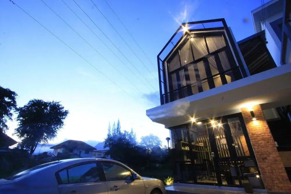 The Nichehome - A Lovely Waterside Living