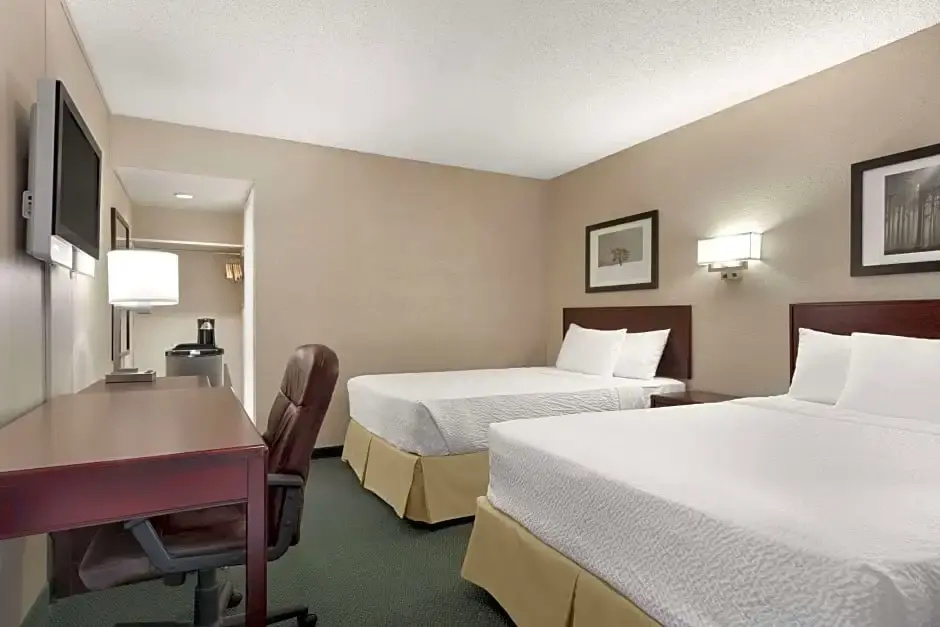 Standard Quadruple room with courtyard view