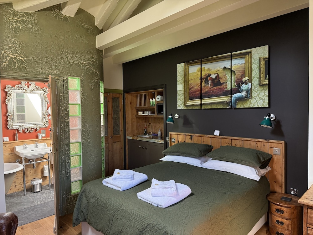 Deluxe Double room (full double bed)
