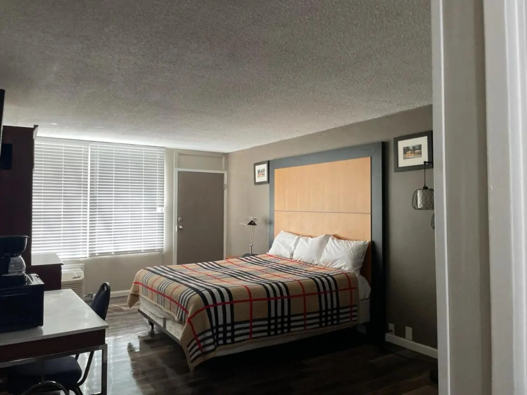 Rodeway Inn — 4