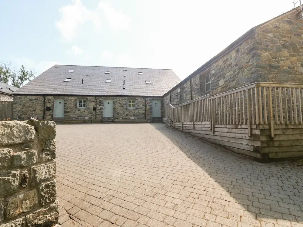 3 Pensyflog Barns