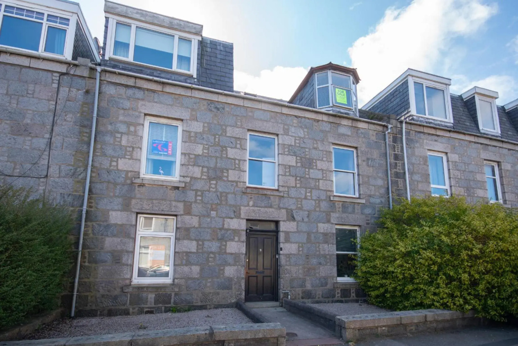 Find "DWELLCOME HOME Ltd" site for 10oo10 assurance from past guests - Immaculate Central 1 double bedroom 1st floor Apartment with free parking and 100Mbps broadband, Miles better than a hotel