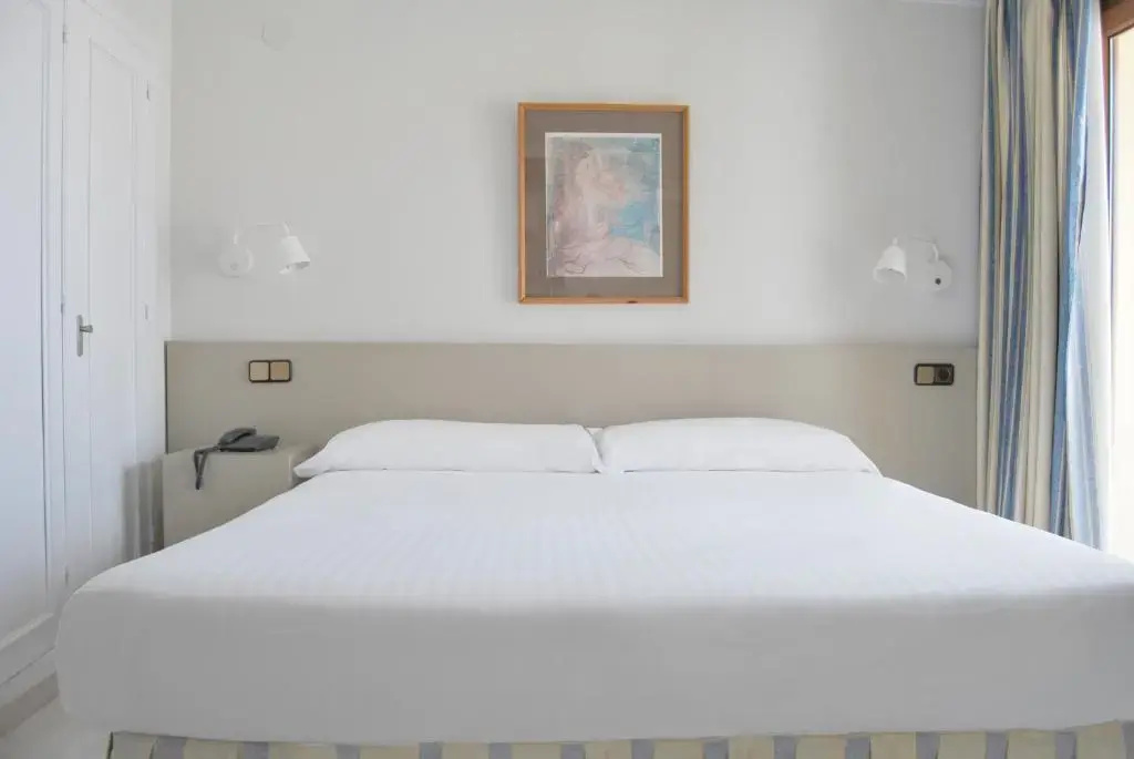 Standard Triple room with sea view
