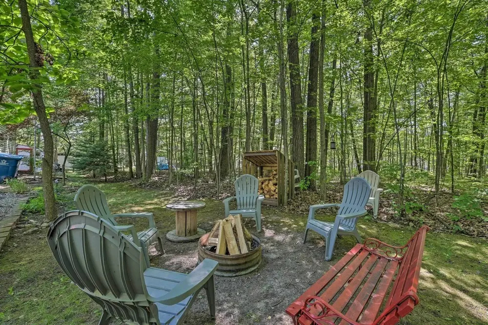 Lovely Roscommon Cabin < 3 Mi to Higgins Lake!
