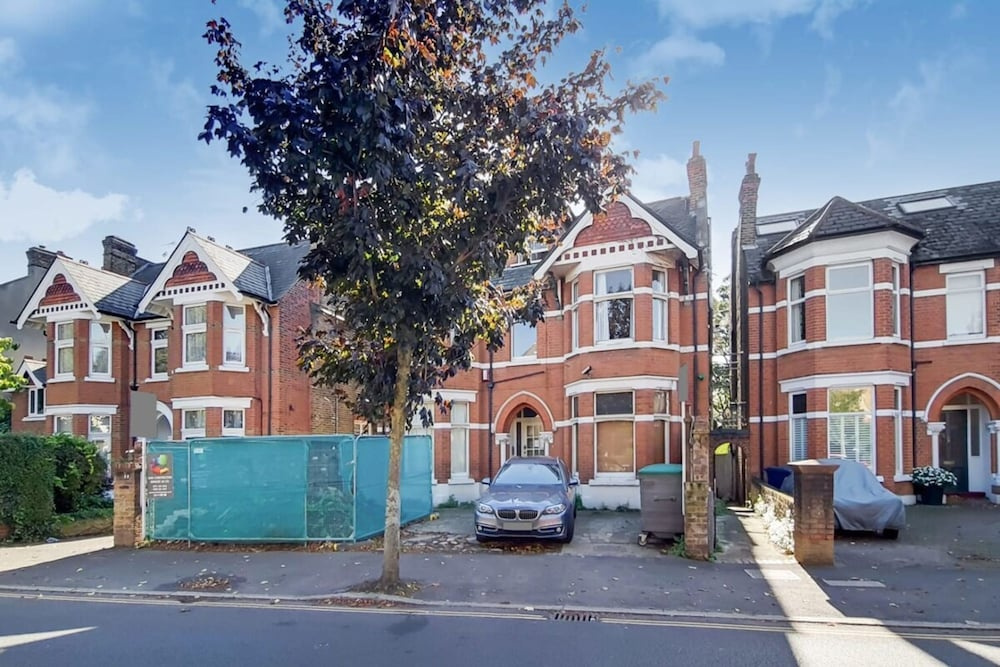 Apartment w Workspace in Ealing