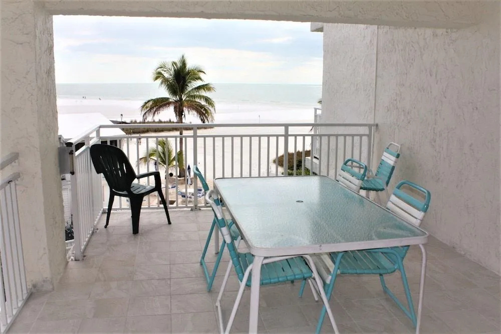 Jamaica Royale - 303 - 2 Br Condo