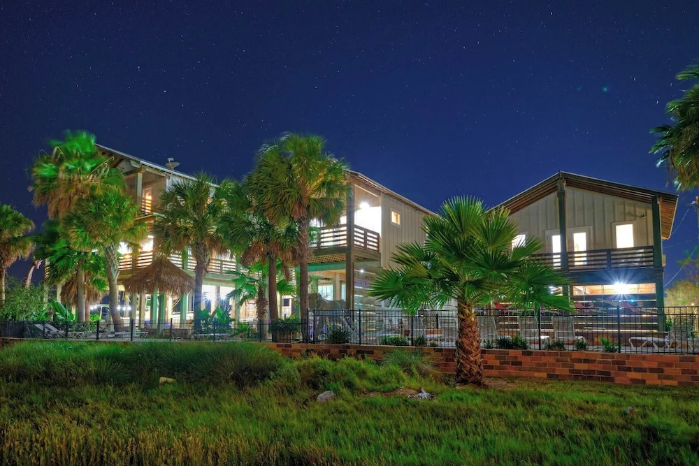 Fish Camp by Avantstay Unique Escape, Pool + Views!