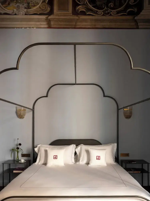 Deluxe Double room (full double bed)