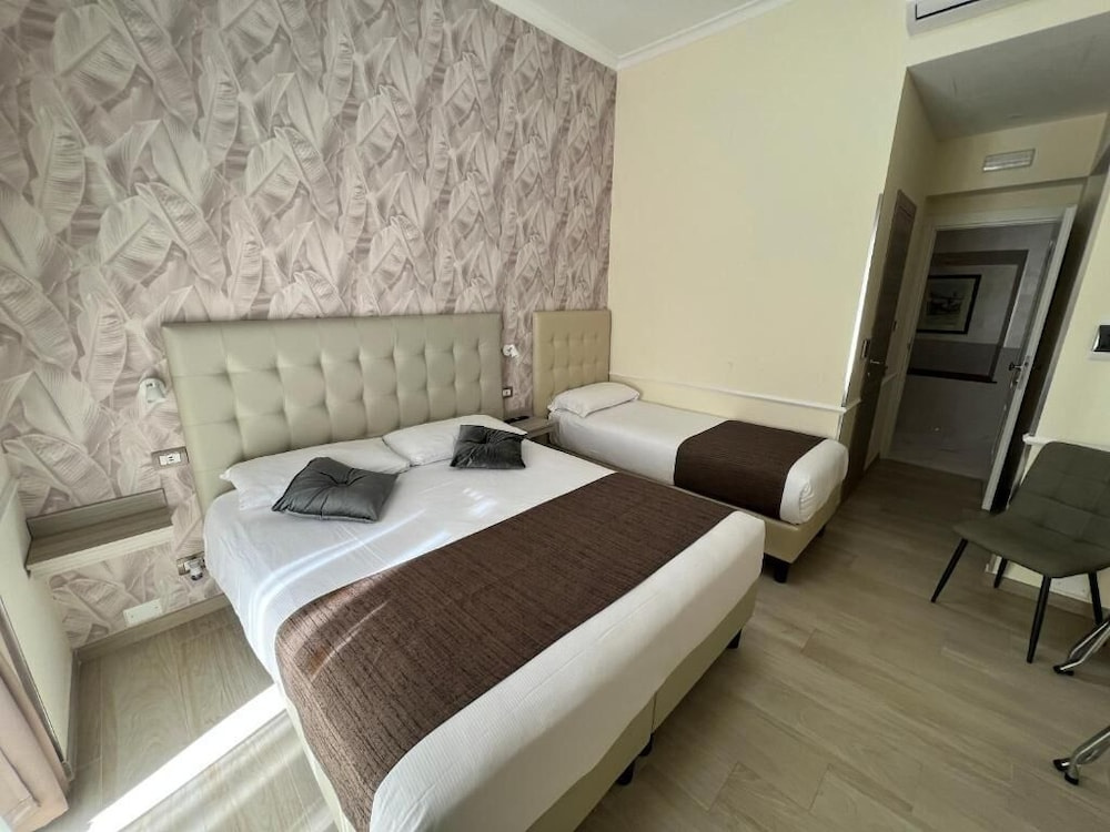 Standard Triple room with city view