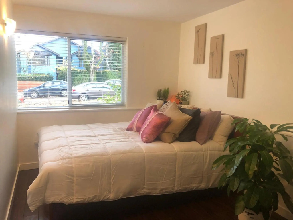 3 bed on a tree lined street in Kits -Quiet Comfortable Convenient