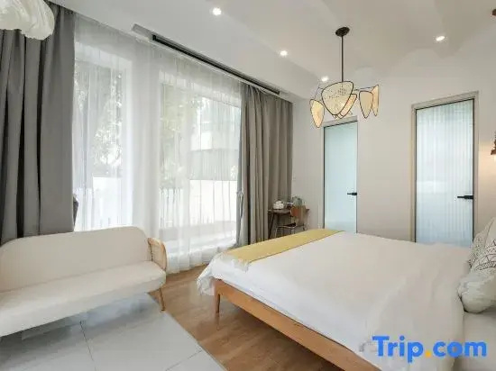 Standard Double room with courtyard view (full double bed)