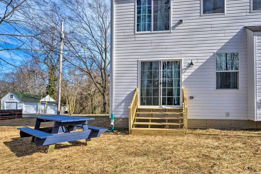 Riverside House w/ Kayaks, Piano & Fireplace