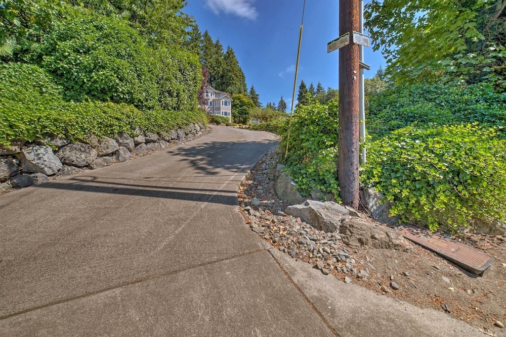 Spacious Lake Stevens Home w/ Fire Pit, Patio