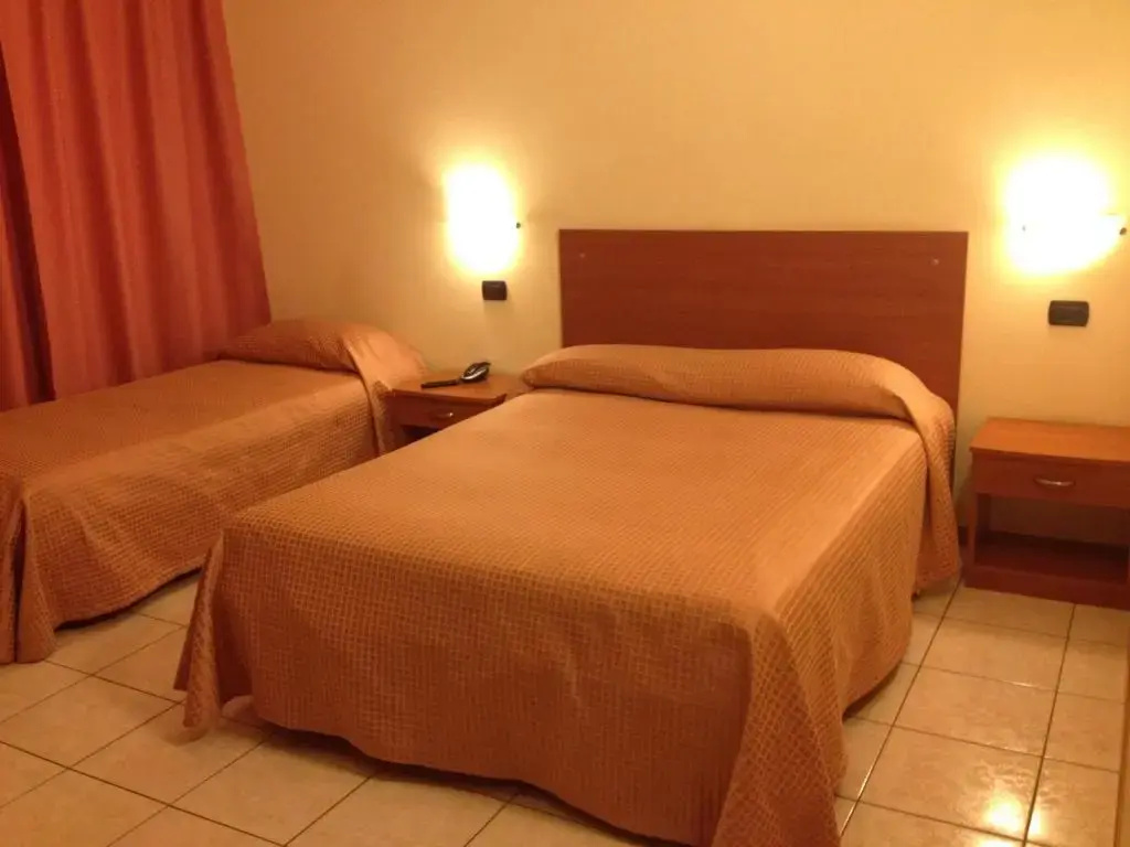Standard Triple room