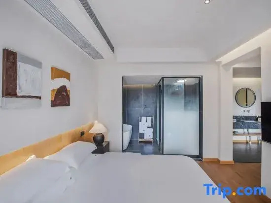 Double Suite with balcony (full double bed)
