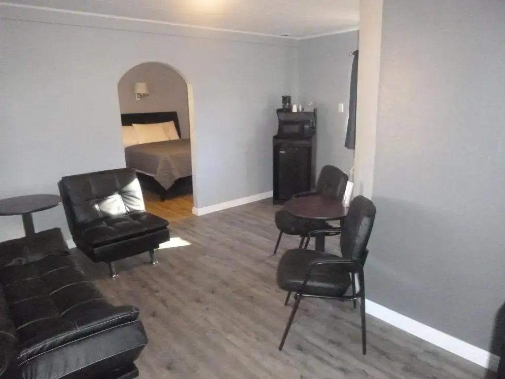 Deluxe Double Suite (full double bed)