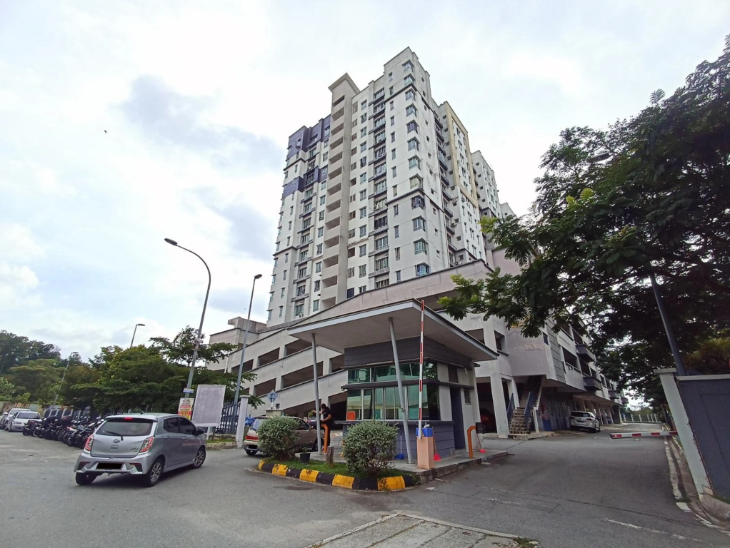 Tropika Homestay Bangi with 3 Bedrooms