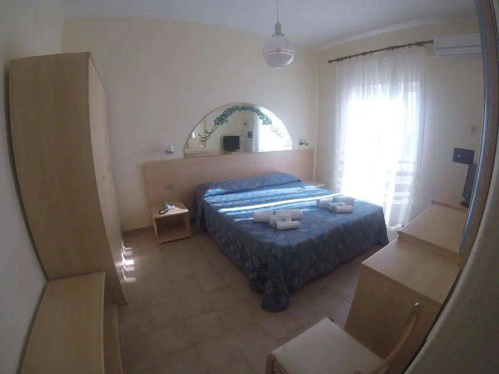 Double room (full double bed)