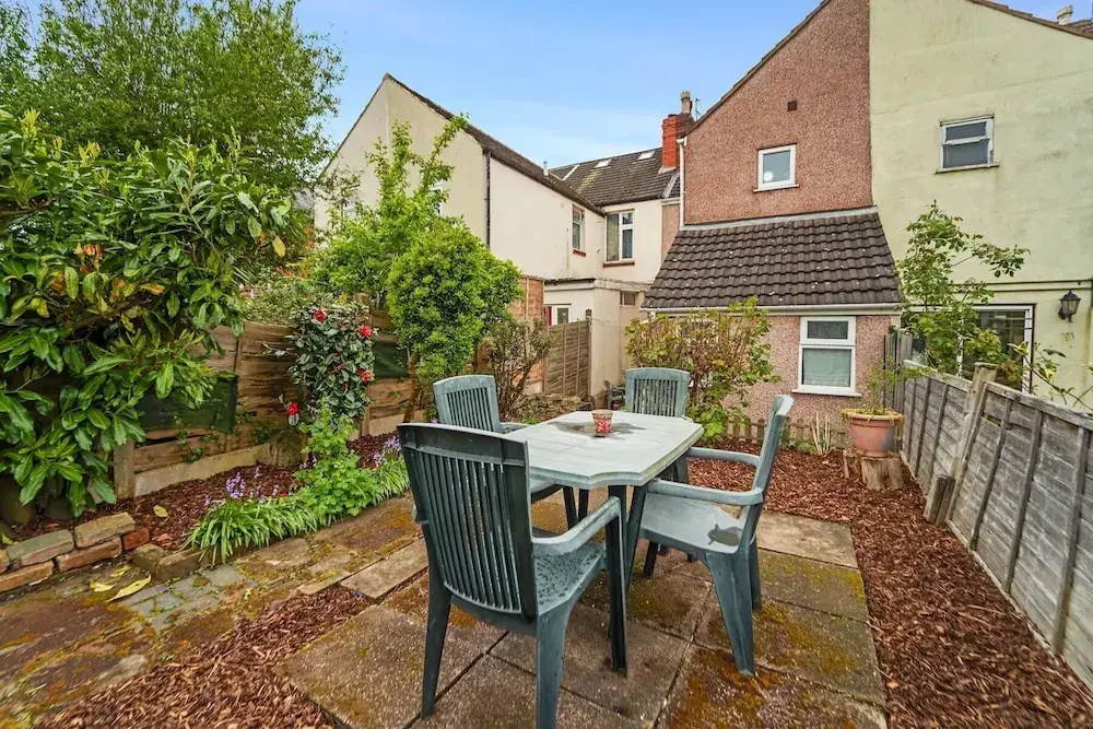 4 Bed House in Wolverhampton Your Home From Home