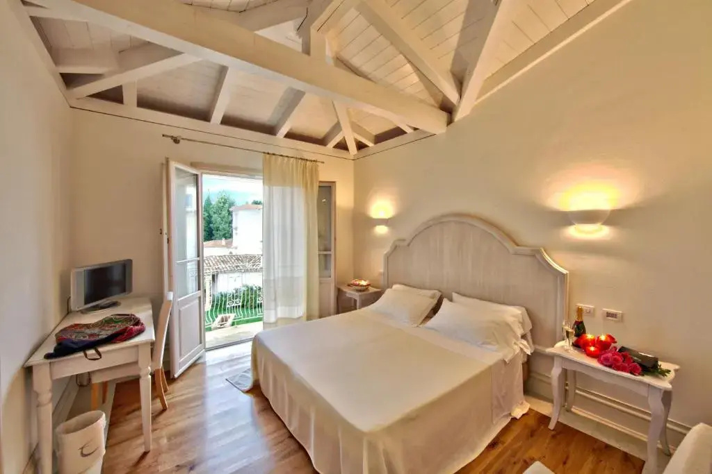 Deluxe Double room (full double bed)