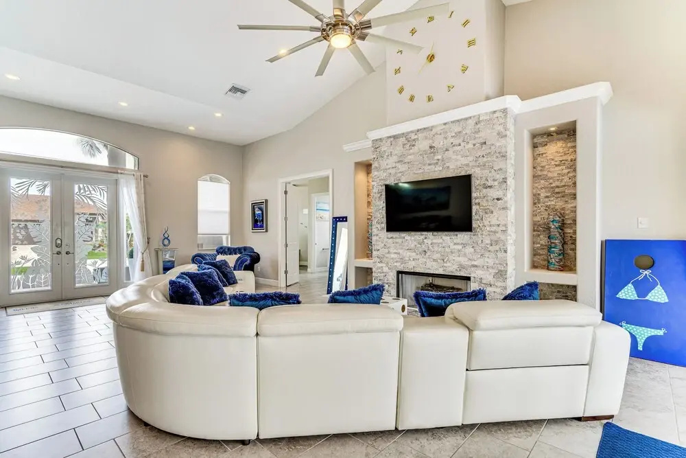Canalfront Pool & Hot Tub: Home in Cape Coral