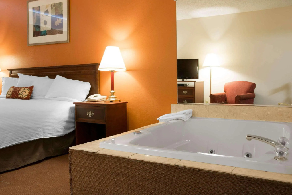 Rodeway Inn Muskegon Airport — 5